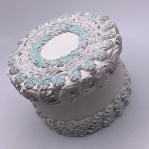 Boîte à gâteaux unique en son genre décorée à la main.  Pour toute occasion spéciale, il peut contenir une carte-cadeau, de l'argent liquide ou des bijoux. Devient une boîte à bijoux souvenir.