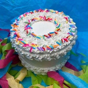 Handgefertigte & handpaspelierte Fake Kuchenbox. Ideal für Geburtstage oder besondere Anlässe. Für Geschenkkarten.  Wird zu einem dekorativen Erinnerungsstück.