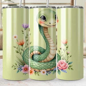 Puede incluir: Un vaso verde con una serpiente de dibujos animados con una expresión amigable, rodeada de flores y follaje coloridos. La serpiente está enrollada y tiene un patrón verde claro y beige. El fondo es de color verde claro.