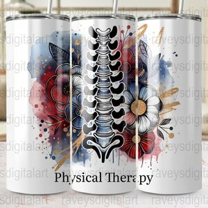 Op de afbeelding: Een witte tumbler met een aquarelontwerp met een wervelkolom, bloemen en gouden accenten. De tekst "Physical Therapy" is op de tumbler gedrukt.