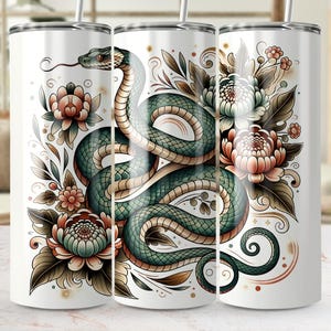Könnte beinhalten: Weißer Edelstahlbecher mit einer detaillierten Illustration einer grünen Schlange, die sich mit Blumen und Blättern verwebt. Das Design umfasst Grüntöne, Braun und Pfirsich und schafft ein botanisches und von der Natur inspiriertes Thema.