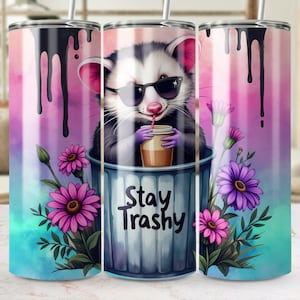 Vaso delgado de 20 oz con diseño de sublimación de Stay Trashy Opossum, descarga digital PNG, divertido vaso con efecto tie dye de Opossum