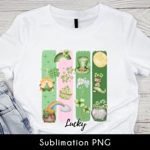 Może przedstawiać: Biały T-shirt z sublimacją przedstawiający zielono-różowo-złoty pasiasty wzór z różnymi ilustracjami nawiązującymi do Dnia Świętego Patryka, w tym krasnoludka, garnek złota, koniczynę czteroliścienną, tęczę i koniczynę. Tekst "Lucky" jest nadrukowany na koszulce czarnym kolorem.