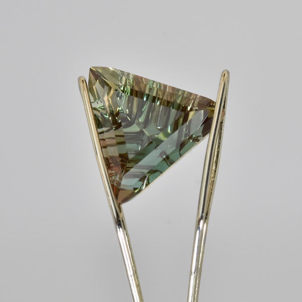 Green & Red Pleochroic 1.74 ct Oregon Sunstone, Microconcave Fantasy Cut, US faceting job