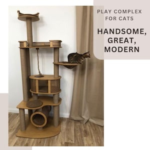 Può includere: Un albero per gatti a più livelli in tonalità marroni, con varie piattaforme, una corda e un nascondiglio. Un gatto maculato è seduto su una piattaforma. Il testo recita: "PLAY COMPLEX FOR CATS, HANDSOME, GREAT, MODERN."