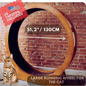 Pode incluir: Uma grande roda de madeira para correr para gatos, com 130 cm de diâmetro. A roda é feita de madeira castanha clara com um interior escuro e uma superfície de corrida texturizada. O texto "LARGE RUNNING WHEEL FOR THE CAT" é visível.