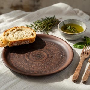 Pratos de jantar artesanais de barro, louça rústica de terracota, conjunto de pratos de cerâmica orgânica queimada em forno de leite (2, 4 ou 6 unidades), presente ecológico para a cozinha.