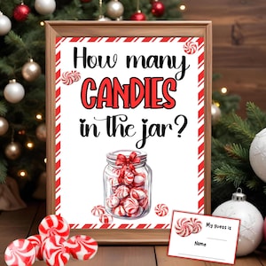 Könnte beinhalten: Ein gerahmtes Schild mit dem Text „How many CANDIES in the jar?“ zeigt ein Glas voller rot-weißer Pfefferminzbonbons. Eine kleine Karte mit Platz für eine Schätzung und einen Namen ist enthalten. Weihnachtsdekorationen umgeben das Schild.