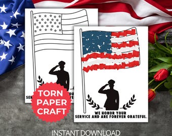 Könnte beinhalten: Zwei patriotische Kunstdrucke mit der amerikanischen Flagge und einer salutierenden Soldaten-Silhouette. Eine Flagge ist ein traditionelles Design, die andere im Stil eines zerrissenen Papierhandwerks. Die Drucke enthalten den Text "We honor your service and are forever grateful."