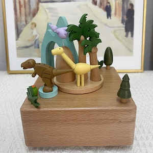 Caja de música de madera personalizada con estatuilla de madera de dinosaurio en movimiento, regalo con nombre grabado personalizado para niños