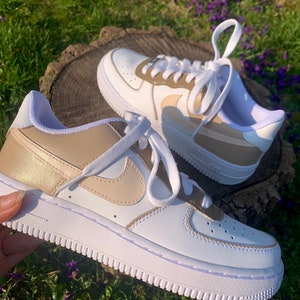 Nike Air Force 1 personalizzata beige, crema, bianca immagine 2