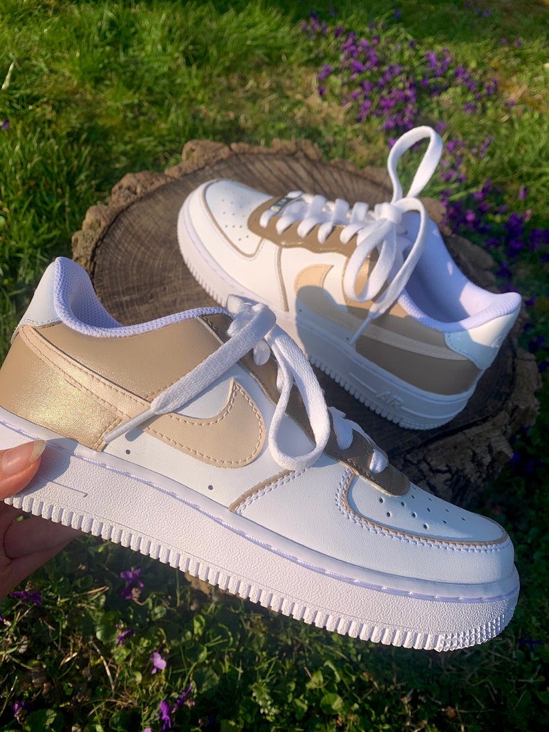 Nike Air Force 1 personalizzata beige, crema, bianca immagine 2