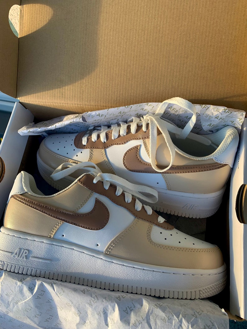 Nike Air Force 1 personnalisée marron, beige, blanc image 2