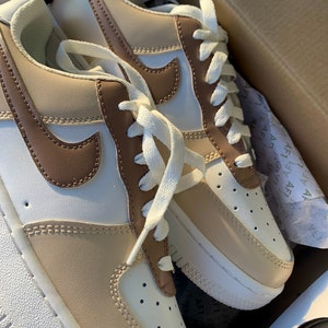 Nike Air Force 1 personnalisée marron, beige, blanc image 4