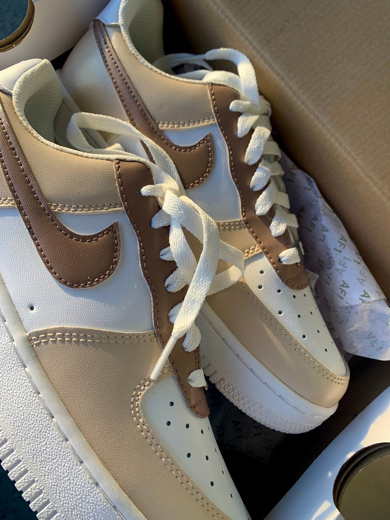 Nike Air Force 1 personnalisée marron, beige, blanc image 4