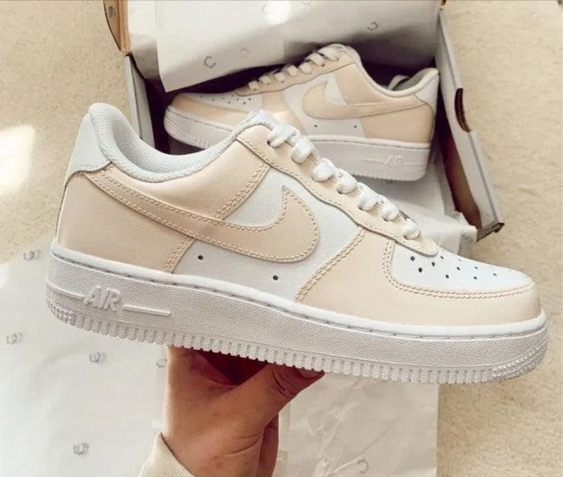 Chaussures Nike Air Force 1 personnalisées beige, crème, blanc image 1