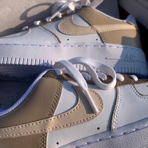 Nike Air Force 1 personalizzata beige, crema, bianca immagine 6