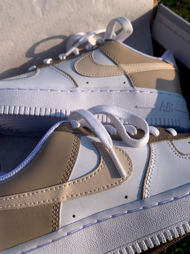 Nike Air Force 1 personalizzata beige, crema, bianca immagine 6