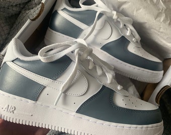 Chaussures Nike Air Force 1 personnalisées gris foncé et blanc