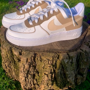 Nike Air Force 1 personalizzata beige, crema, bianca immagine 3