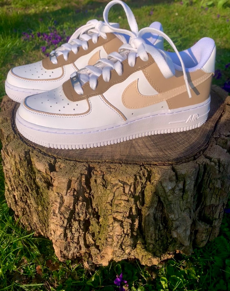 Nike Air Force 1 personalizzata beige, crema, bianca immagine 3