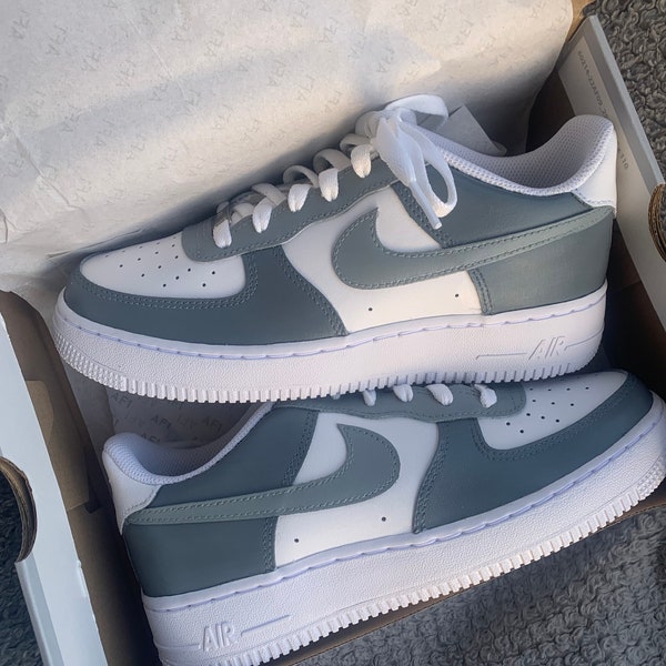 Personalisierter Nike Air Force 1 grau, weiss