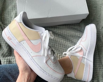 Chaussures Nike Air Force 1 personnalisées beige, rose, blanc