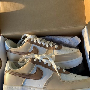 Nike Air Force 1 personnalisée marron, beige, blanc image 3