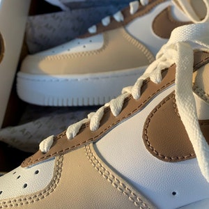 Nike Air Force 1 personnalisée marron, beige, blanc image 5