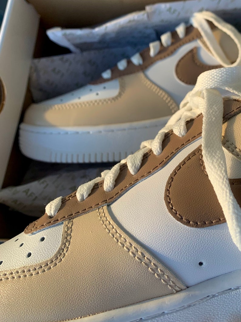 Nike Air Force 1 personnalisée marron, beige, blanc image 5