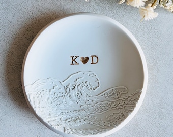 Plato de anillo personalizado con olas del océano, soporte de anillo personalizado, regalo de compromiso con olas en relieve, regalo de boda, plato de anillo de arcilla, iniciales, fechas, nombres