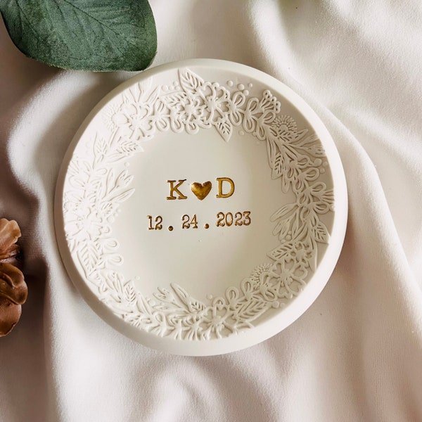 Wedding gift ring dish, personalized jewelry dish, engagement gift, flower wreath, gift for her, gift for mom, initials, dates, names