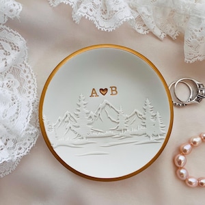 Plato para anillos personalizado, plato para joyas personalizado con forma de cima de montaña, regalo de compromiso, regalo de boda, regalo para él, regalo para parejas, iniciales, fechas, nombres