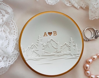パーソナライズされたリングディッシュ、山頂カスタムジュエリーディッシュ、婚約祝い、結婚祝い、彼への贈り物、カップルへの贈り物、イニシャル、日付、名前
