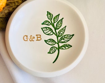 Greenery personalized ring dish, custom jewelry dish , engagement gift, wedding gift, gift for her, Christmas gift, initials, dates, names