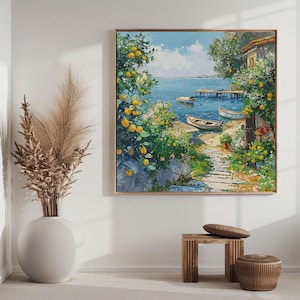 Pode incluir: Pintura emoldurada que retrata uma cena costeira com barcos, um cais e um caminho que leva à água. Limoeiros e outras plantas verdes emolduram a vista. A obra de arte está em uma moldura de madeira e pendurada em uma parede branca.
