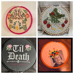 Puede incluir: Cuatro aros bordados. Uno presenta dos loros en una rama con flores, otro un p&aacute;jaro con fresas, un tercero dice "Til Death" con detalles florales, y el &uacute;ltimo tiene una foto con una corona.