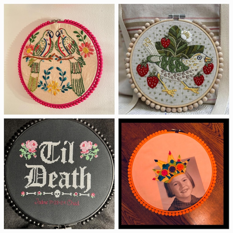 Puede incluir: Cuatro aros bordados. Uno presenta dos loros en una rama con flores, otro un p&aacute;jaro con fresas, un tercero dice "Til Death" con detalles florales, y el &uacute;ltimo tiene una foto con una corona.