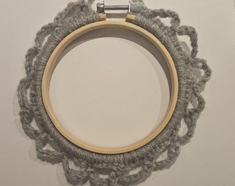 Bastidor de bordado con borde de crochet: decoración de pared bohemia
