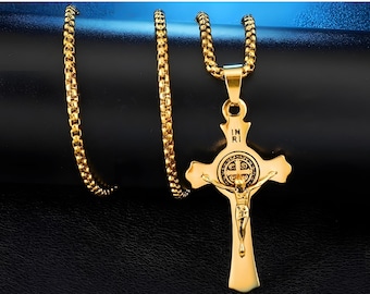 Collar con crucifijo de San Benito: joyería cristiana bicolor