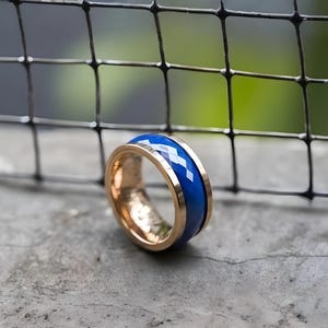 Blue Faceted Tungsten Ring with Rose Gold Edges – Men&#39;s Wedding Band, Polished Comfort Fit, Modern Promise Ring – New Condition