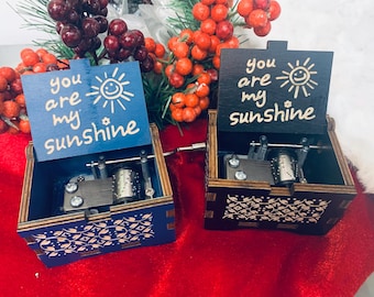 Caja de música de madera que reproduce "You Are My Sunshine". Caja de música de madera grabada. Regalo musical de cuerda. "You Are My Sunshine".
