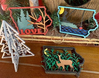 Adorno de Iowa 3D en capas Adorno único de Iowa Ciervo en campo de maíz Lago de Iowa Cardenal de pesca en árbol Amor Adorno de Navidad de Iowa Regalo único