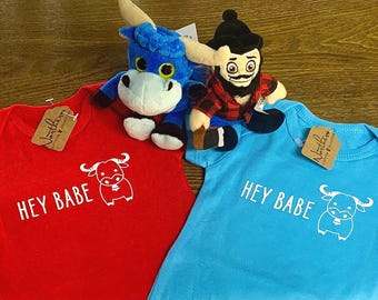 Mono infantil Babe the Blue Ox Body para bebé con broches en rojo o azul con peluche de Babe and Ox Infant Snapsuit de regalo