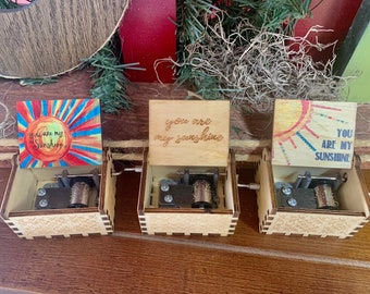 Caja de música You Are My Sunshine Caja de música de madera Reproduce You Are My Sunshine Regalo musical Caja de música de madera Caja de manivela de cuerda