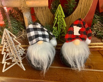 Plaid Gnome Buffalo Plaid Gnome Doll Felpa Minnesota Gnome Muñeca Madera Árbol Decorativo Knick Knack Regalo Minnesota Muñeca Blanco Rojo Negro Cuadros