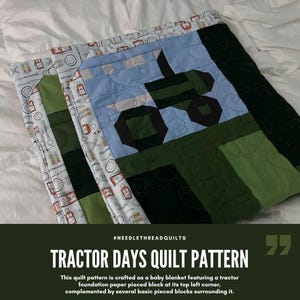 Può includere: Una trapunta fatta a mano con un disegno di trattore nei toni del blu, verde e nero. La trapunta ha uno sfondo azzurro con un'applicazione di trattore. Il bordo ha uno sfondo bianco con immagini rosse e nere. Il testo "TRACTOR DAYS QUILT PATTERN" è visibile.
