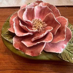 Porcelain trinket box with flower