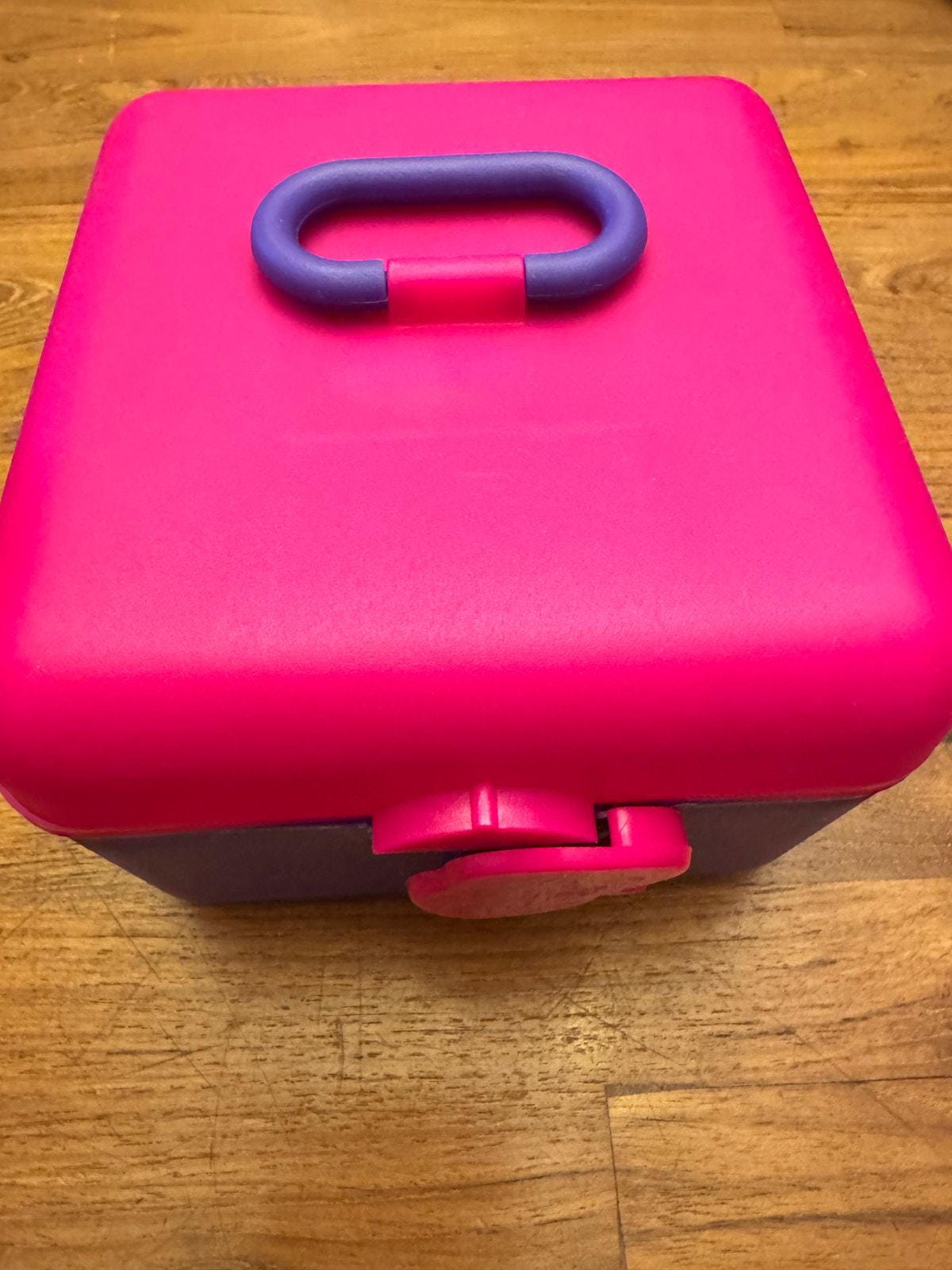 Caboodles Pretty In Petite Make-up-Koffer – Hellrosa & Pink, 2 Drehbare Tabletts, Spiegel, Vintage-Design