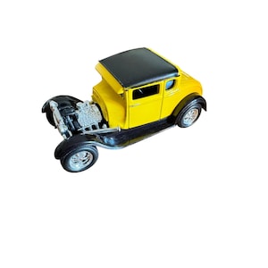 Maisto 1929 Ford Model A Diecast Car - 1/24 Scale Yellow